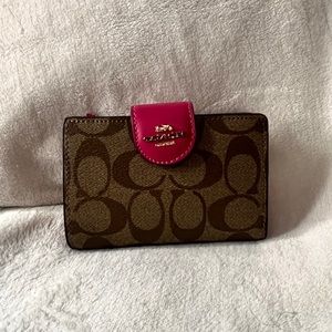 Coach Medium Corner Zip Wallet